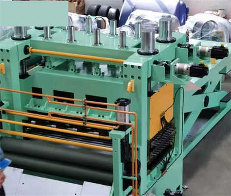 長さ機械回転式せん断のはえへのアルミニウム金属の切口は長さライン機械3 x 1800に切れた