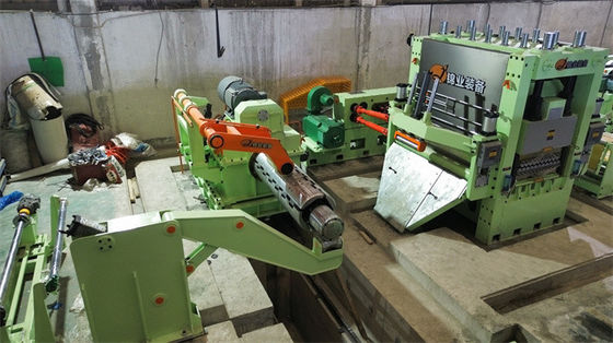 6 エッジトリマーとダブルスタッカーで長さラインにカットされたハイレベルサーボ
